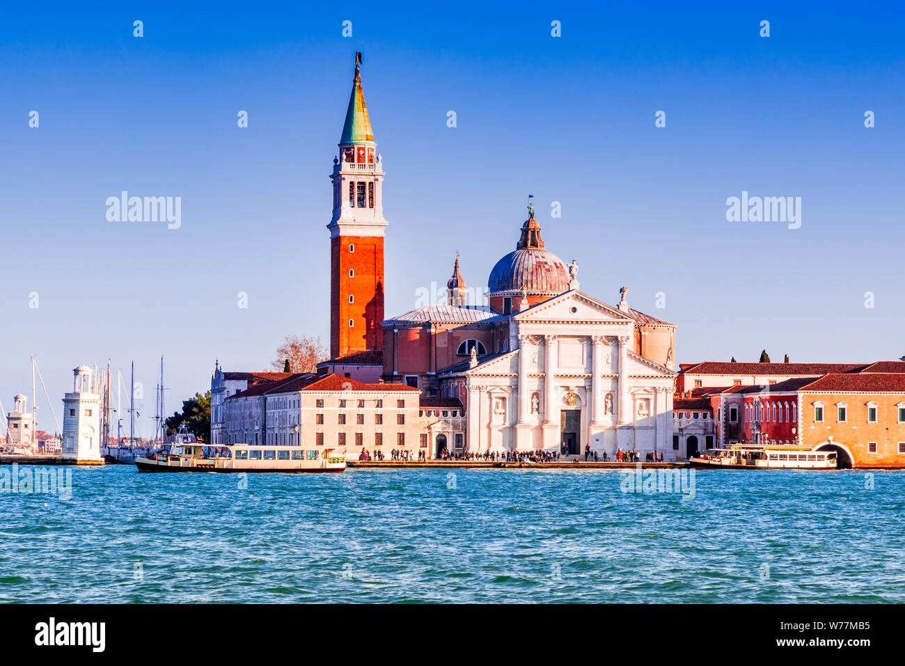 Venise, Italie. Lever du soleil sur le Grand Canal, la Piazza San Marco, Mer Adriatique avec la Basilique de San Giorgio Maggiore di. Banque D'Images