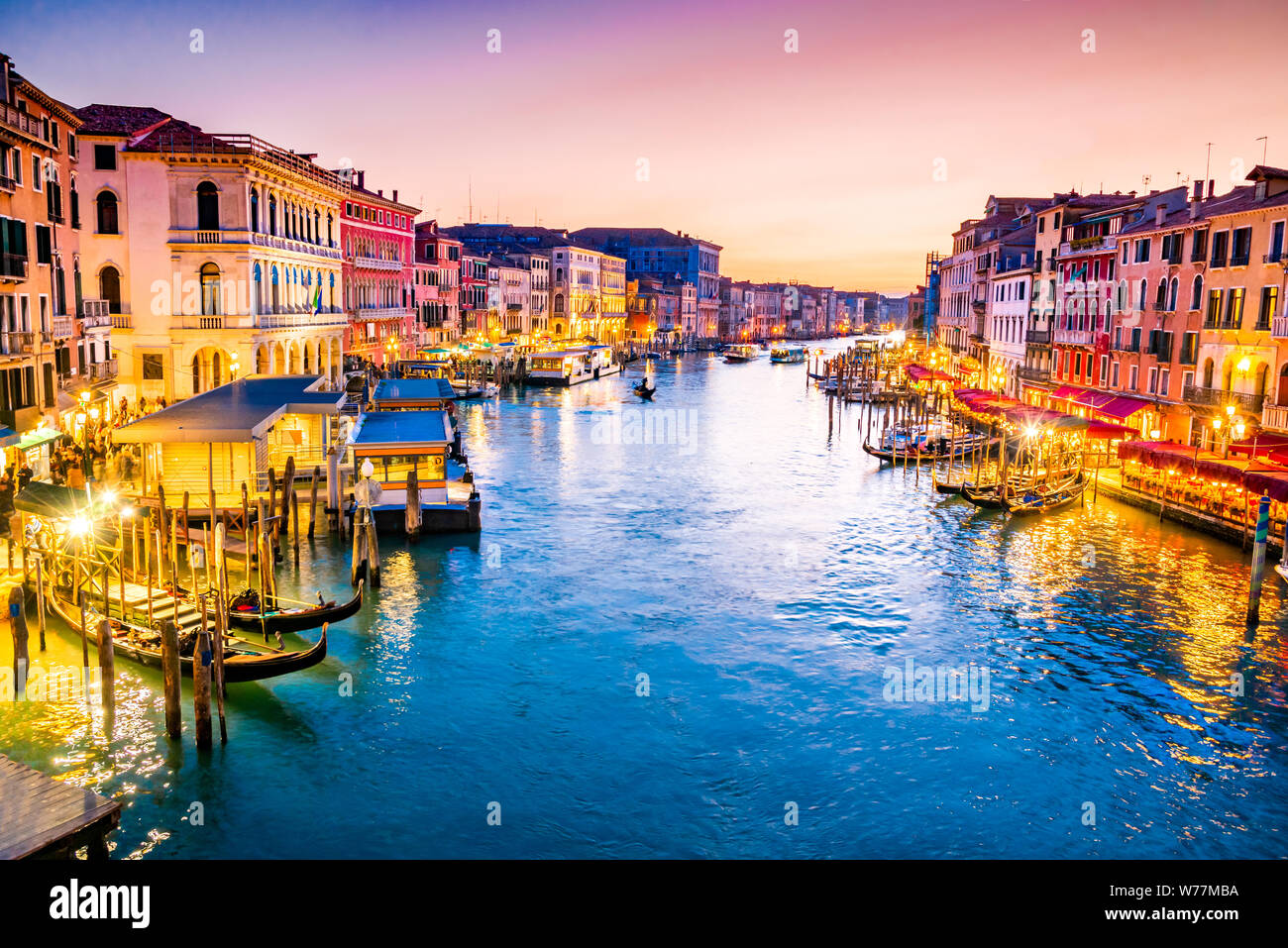 Venite, Italie - Nuit image avec Ponte di Rialto, le plus ancien pont enjambant le Grand Canal, Venise. Banque D'Images