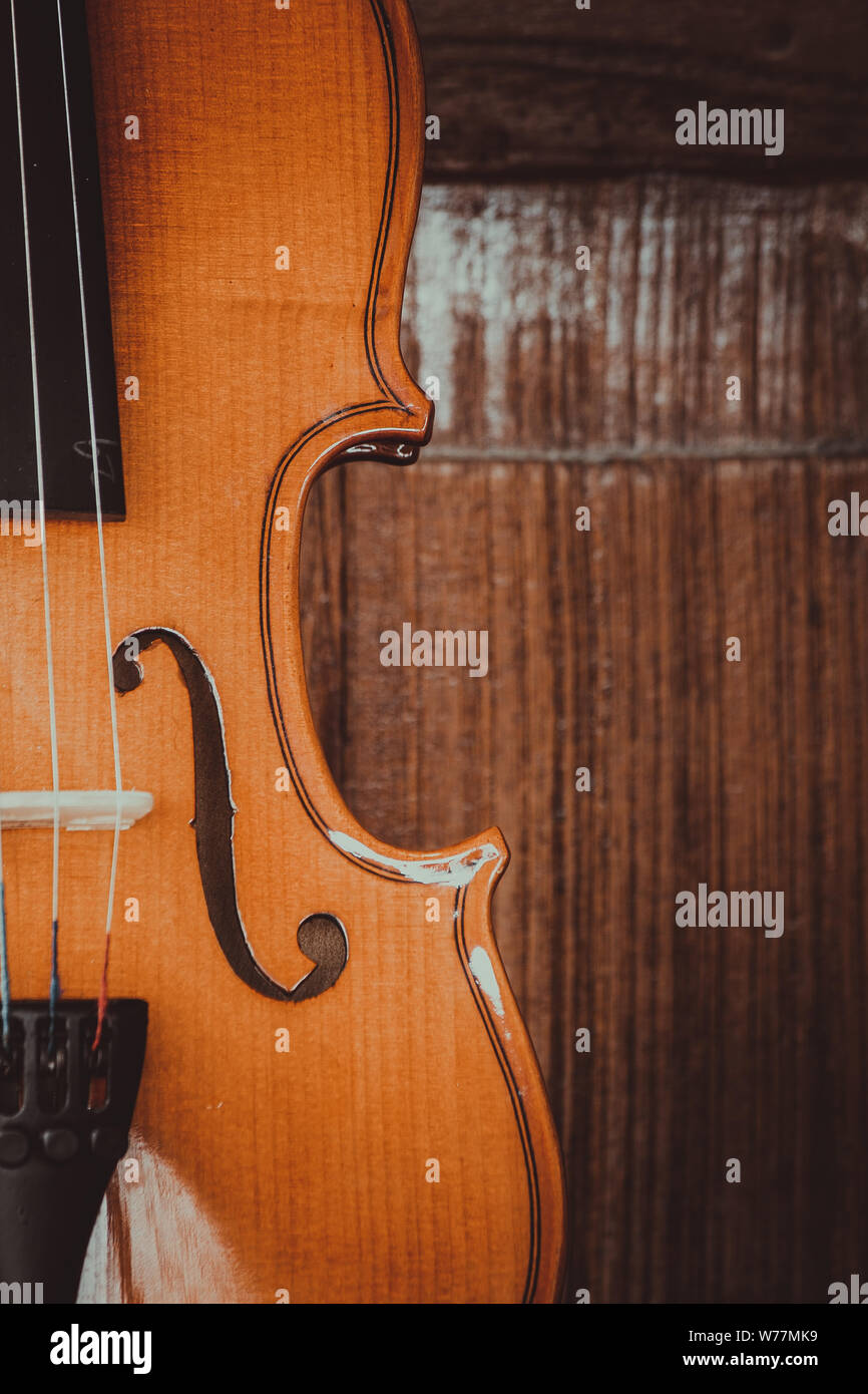 Gros plan d'une faible profondeur de champ violon profond sur fond de bois Banque D'Images