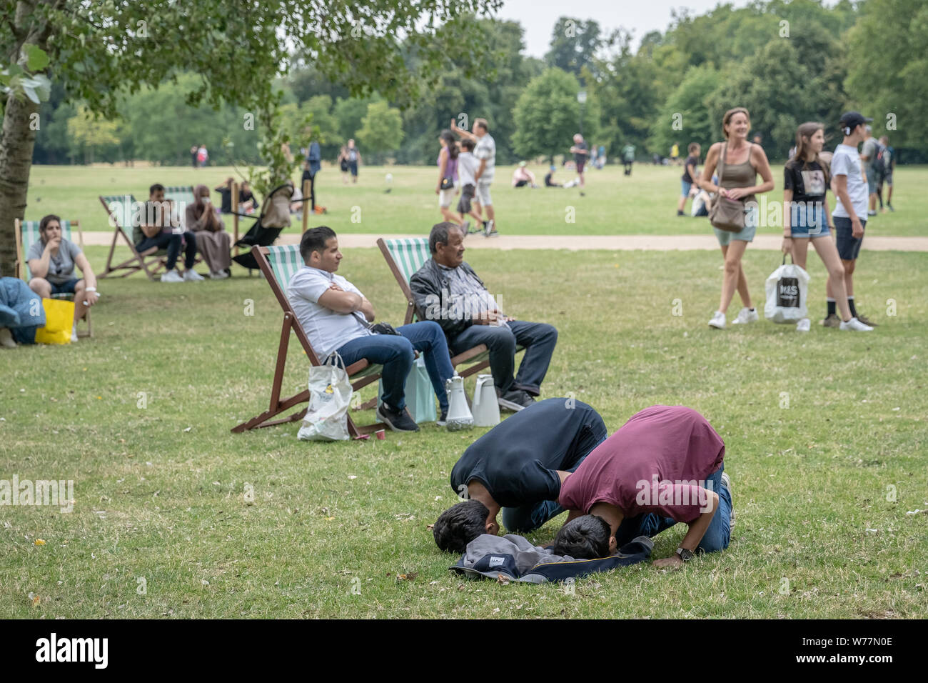 Les musulmans prennent le dimanche prières de midi à Hyde Park tout en prenant une pause d'assister à des débats au Speaker's Corner, London, UK. Banque D'Images