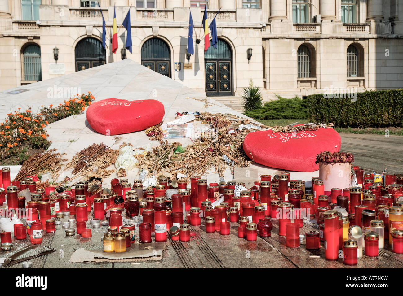 Mémorial pour Alexandra Macesanu tué même si elle a appelé 112 alors qu'en captivité. Au siège du ministère de l'intérieur. Bucarest, Roumanie, 5 août 2019 Banque D'Images