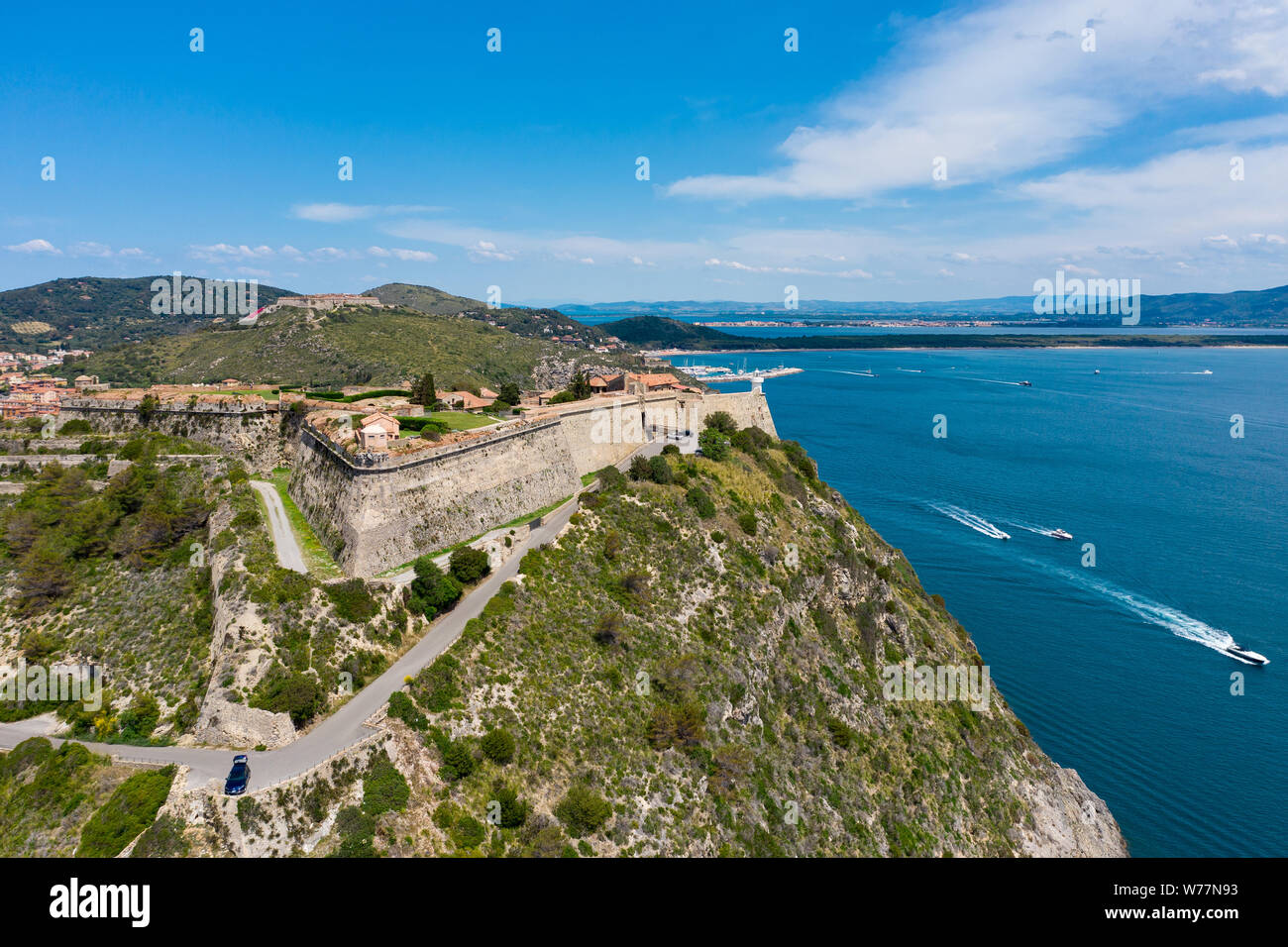 Étoiles fort sur la colline au-dessus de la falaise de Monte Argentario, Toscane. Banque D'Images