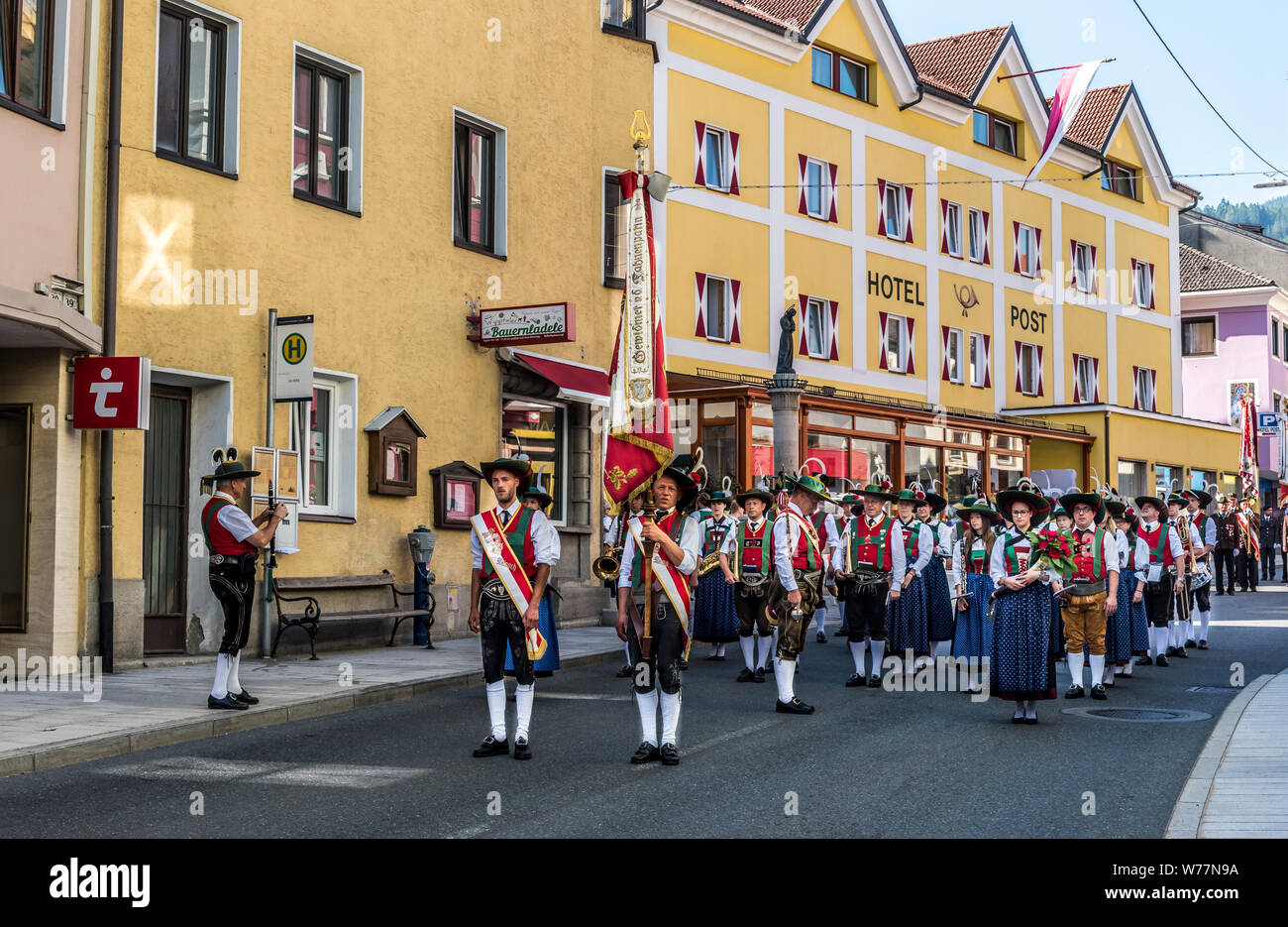 Un groupe d'église d'hommes et de femmes en robe tyrolien traditionnel défilé dans Steinach am Brenner, une ville située près d'Innsbruck, en route vers le col du Brenner Banque D'Images