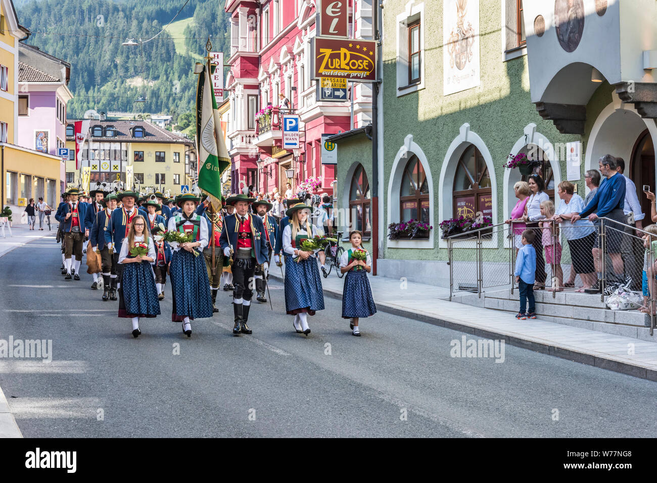 Un groupe d'église d'hommes et de femmes en robe tyrolien traditionnel défilé dans Steinach am Brenner, une ville située près d'Innsbruck, en route vers le col du Brenner Banque D'Images