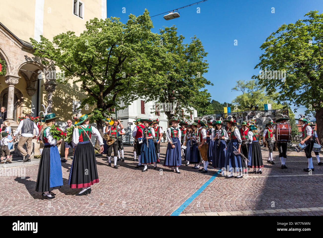 Un groupe d'église d'hommes et de femmes en robe tyrolien traditionnel défilé dans Steinach am Brenner, une ville située près d'Innsbruck, en route vers le col du Brenner Banque D'Images