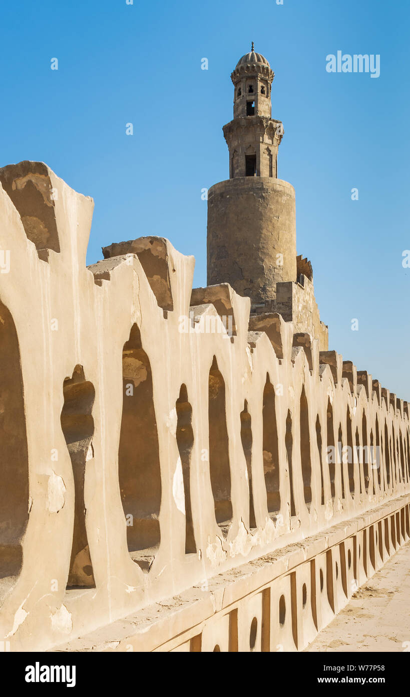 Vieille clôture en pierre décorés de briques de la mosquée d'Ibn Tulun révélant minaret de la mosquée, Le Caire, Égypte médiévale Banque D'Images