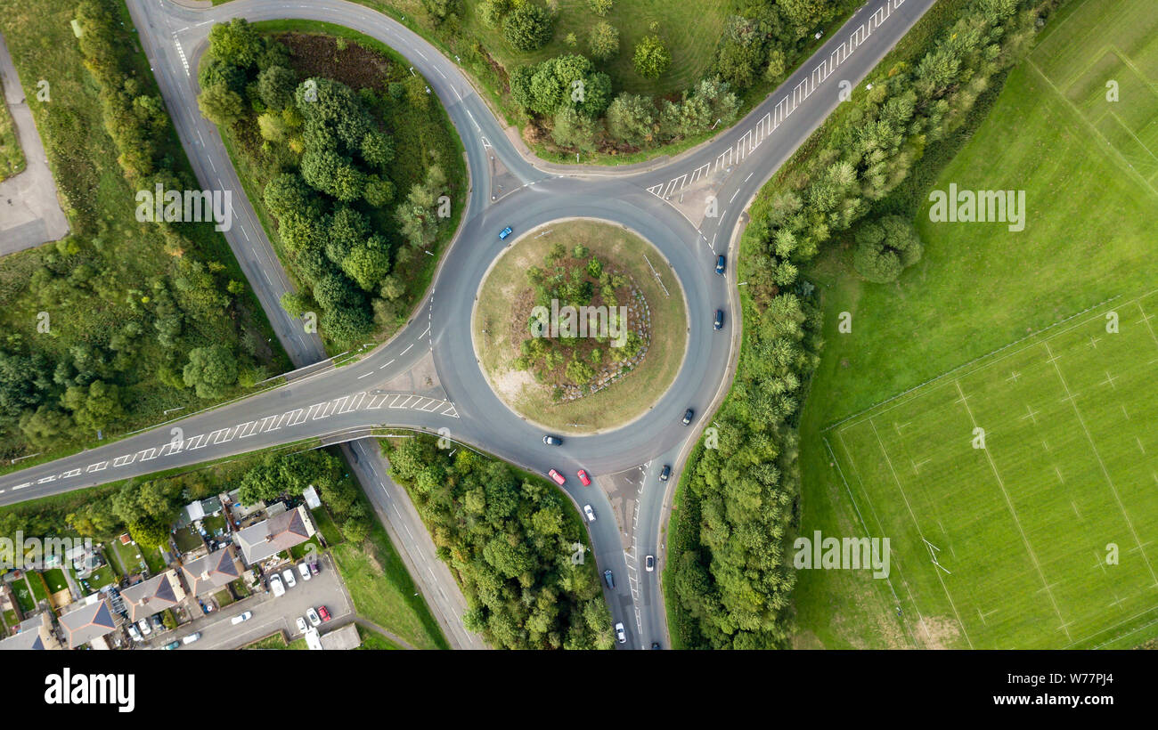 De haut en bas Vue aérienne d'un rond-point de la circulation sur une route principale dans une zone urbaine de l'UK Banque D'Images