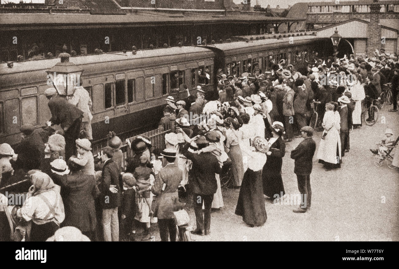 Un projet d'hommes à bord du train à Hounslow, en Angleterre, en route pour l'avant, qui en 1914 était la Belgique. À partir de la cérémonie du siècle, publié en 1934. Banque D'Images