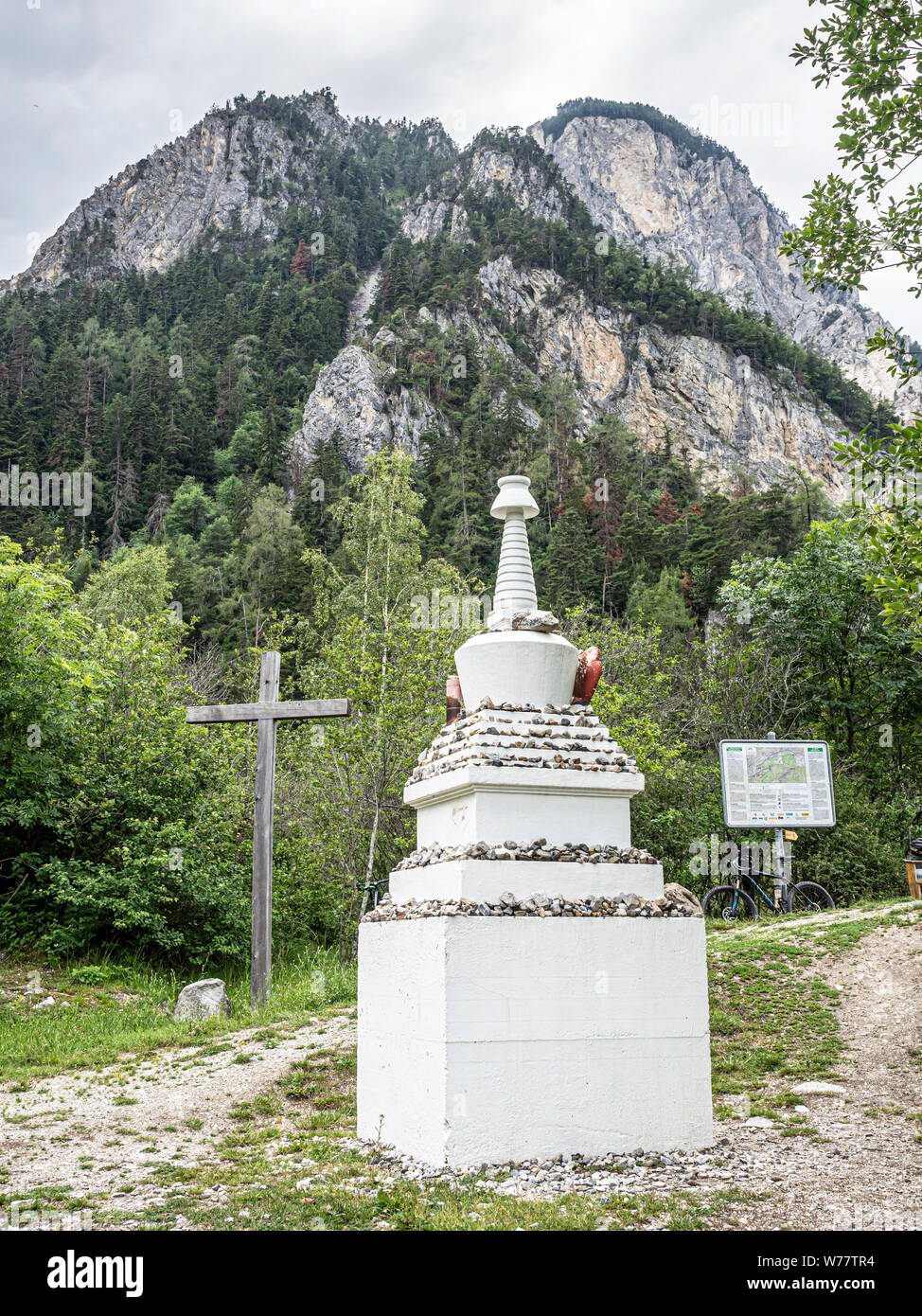 Stupa de Buddhistic, au passage du pont suspendu l'Illgraben, le Bhoutan bridge près de Loèche, Valais, Suisse Banque D'Images