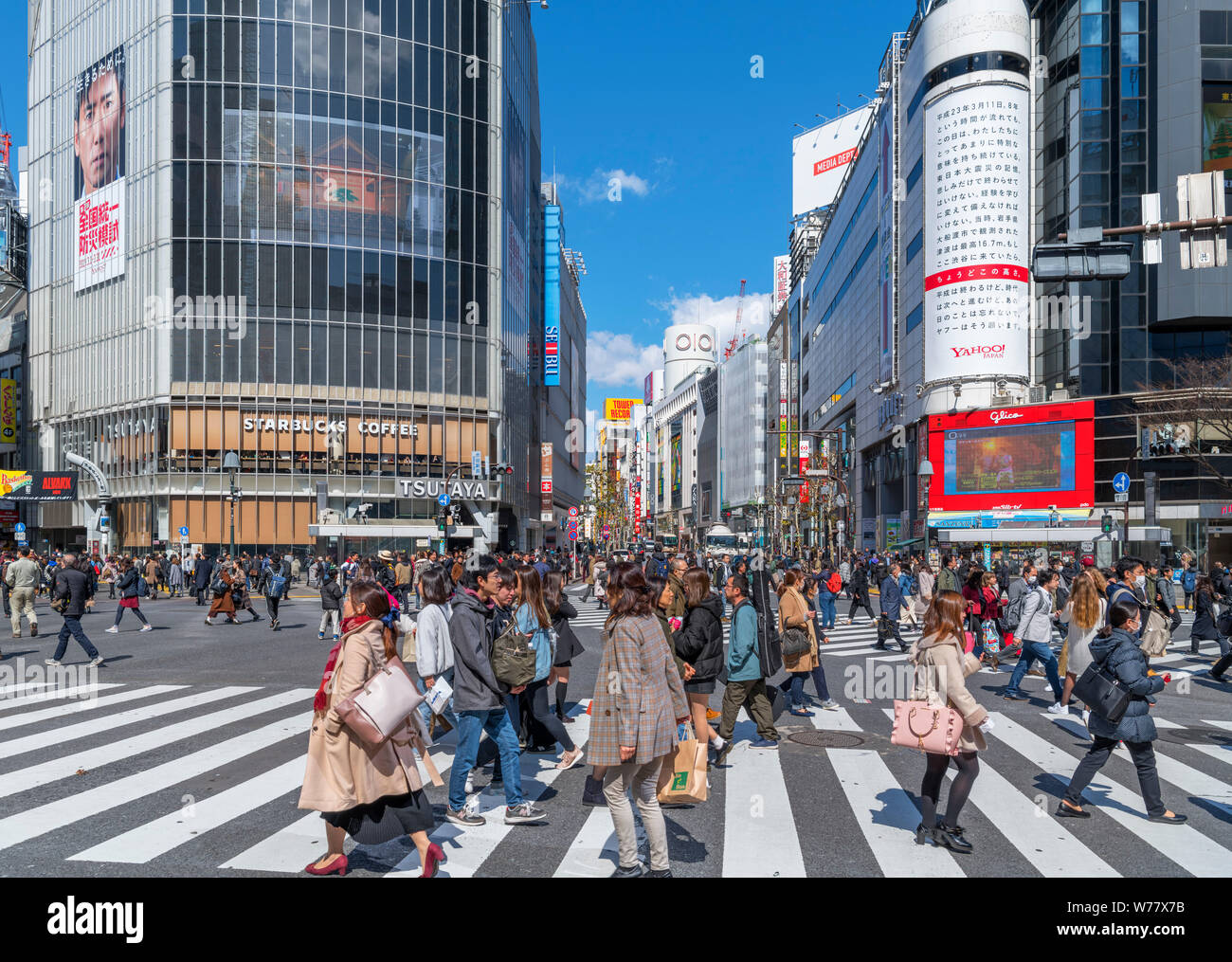 Croisement de Shibuya, un piéton en diagonale en intersection Hachiko Square, l'un des plus fréquentés du monde, Shibuya, Tokyo, Japon Banque D'Images