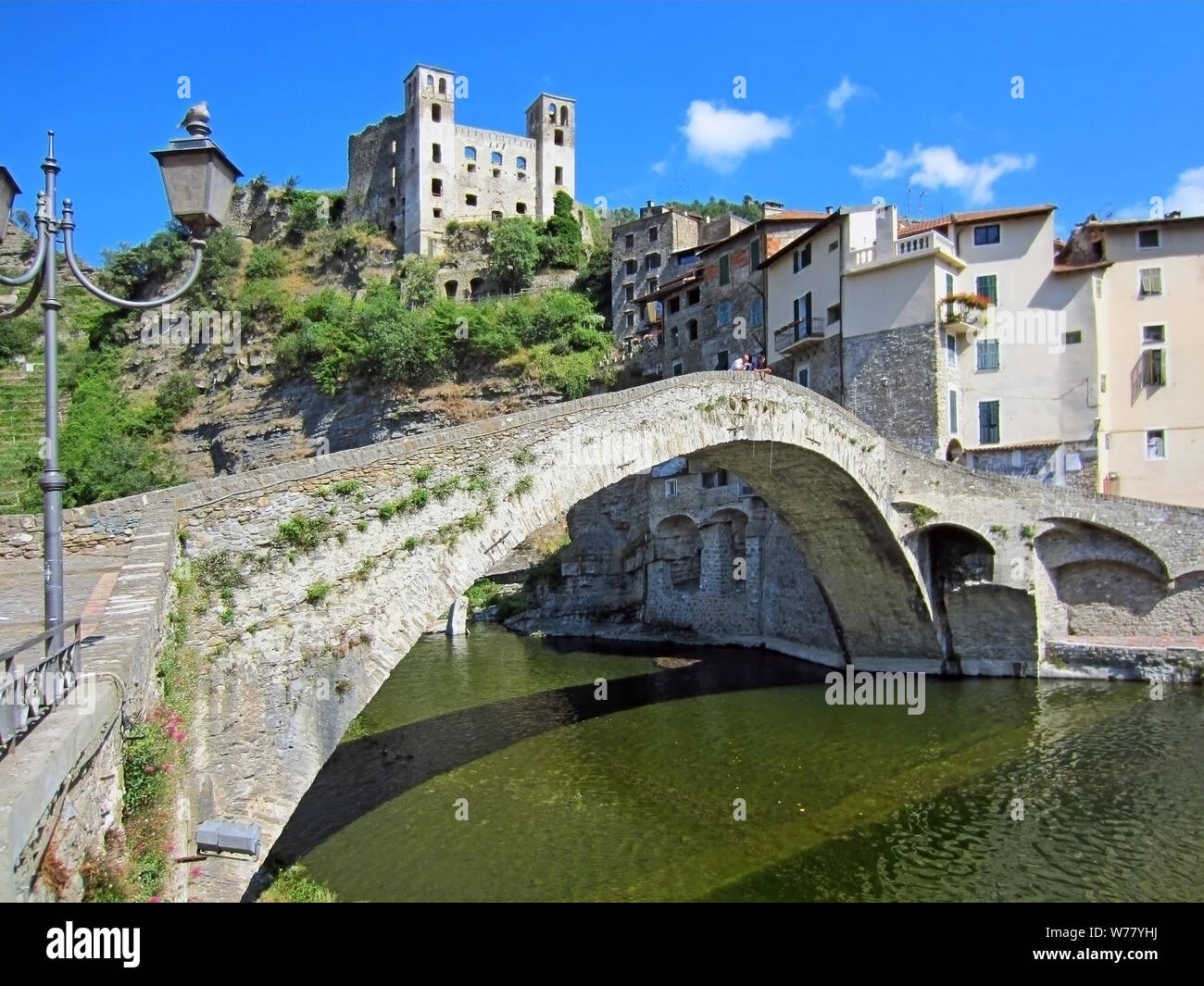 Le Château et la Romasn Pont de Dolceacqua, Italie Banque D'Images