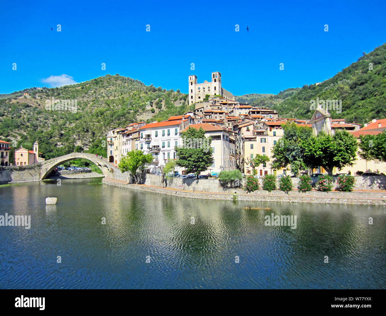 Le Château et le pont de Dolceacqua, Italie Banque D'Images
