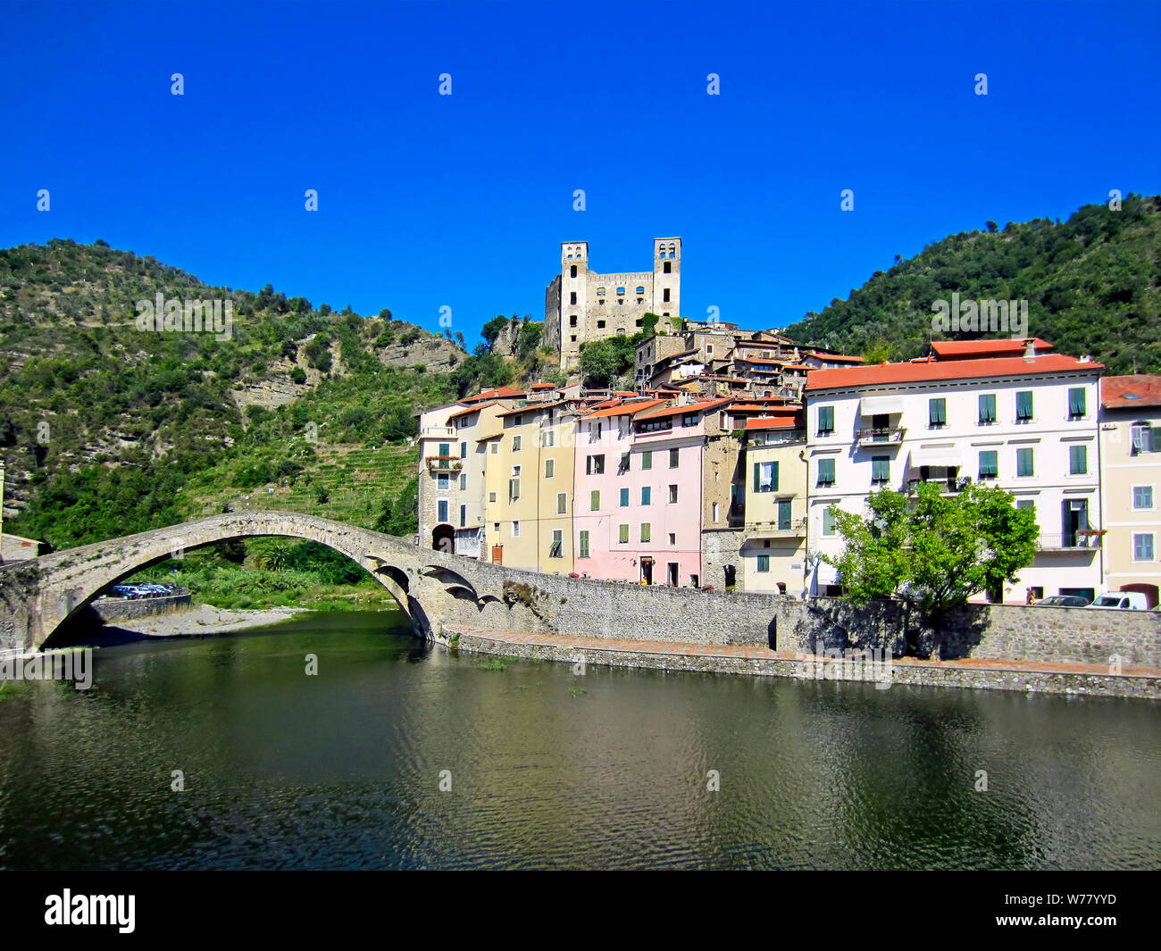 Le Château et le pont de Dolceacqua, Italie Banque D'Images