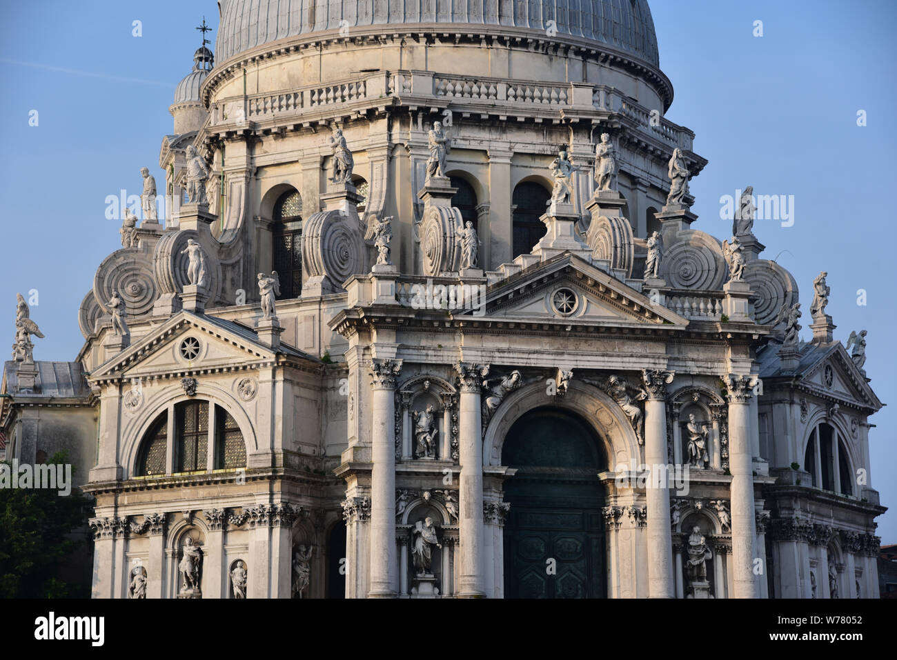 17e siècle de Santa Maria della Salute façade ouvragée brille dans la lumière du matin, le Grand Canal, Venise, Vénétie, Italie, Europe. Banque D'Images