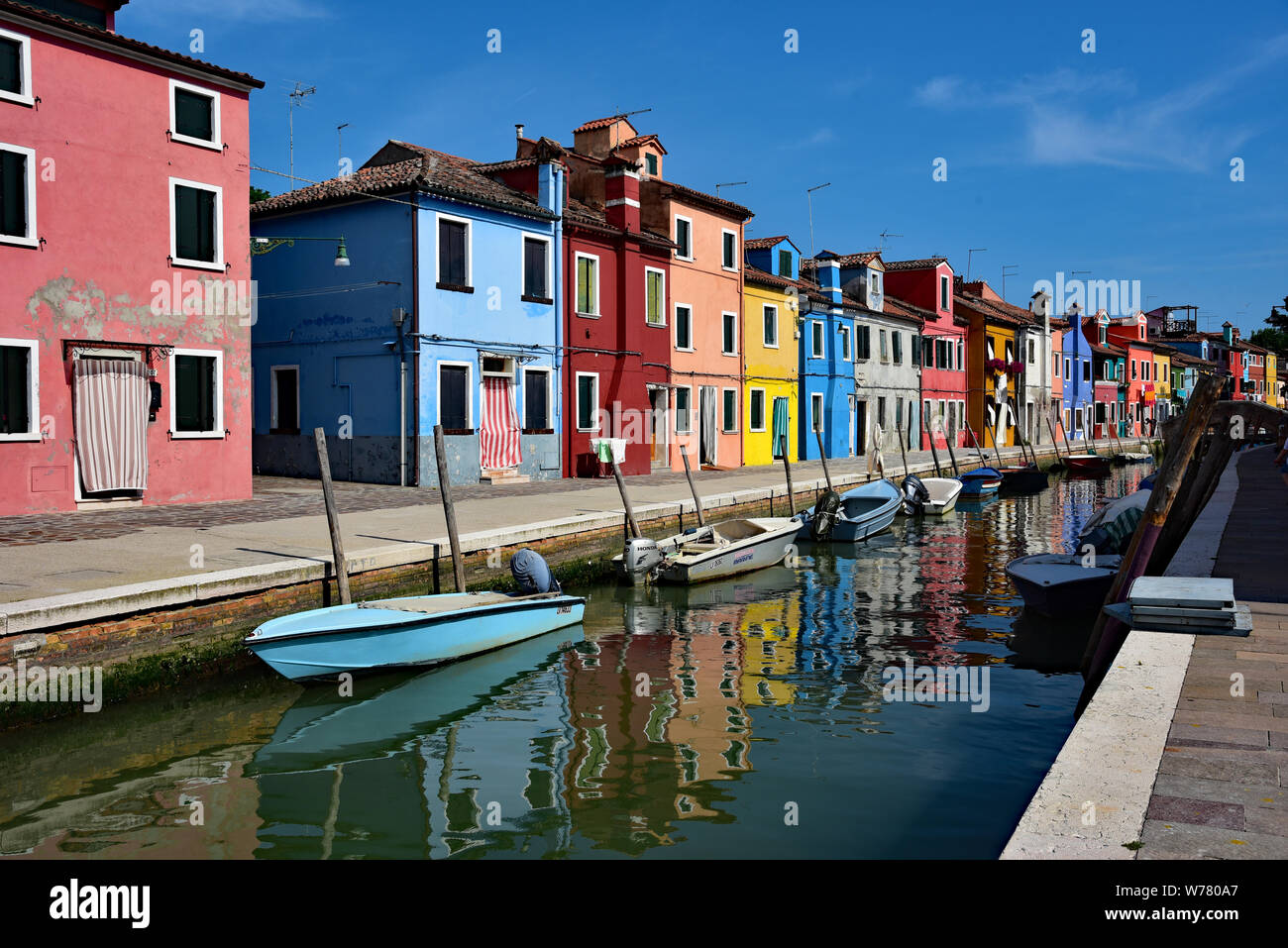 Maisons peintes de couleur sur l'île de Burano, situé dans la lagune de Venise, à seulement 40 minutes en bateau de Venise, Vénétie, Italie, Europe. Banque D'Images