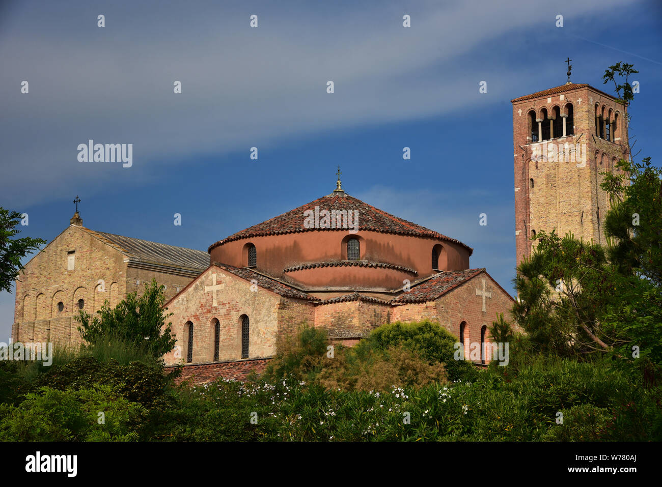 La basilique de Santa Maria dell'Assunta à côté de l'église à coupole de Santa Fosca, Île de Torcello, Venise, Italie, Europe. Banque D'Images