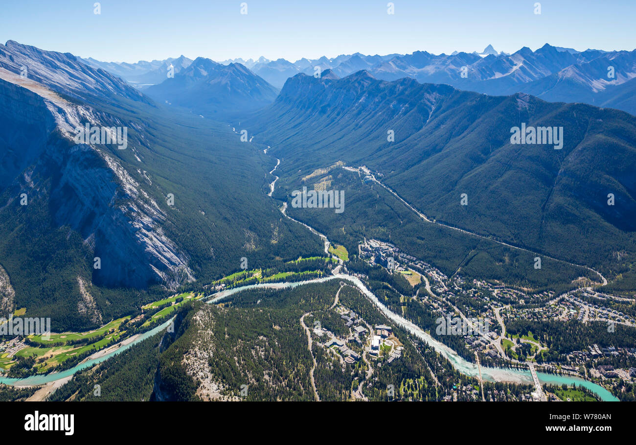 Vue aérienne de Banff, Alberta et de montagnes dont le mont Rundle et du mont Sulphur. Banque D'Images