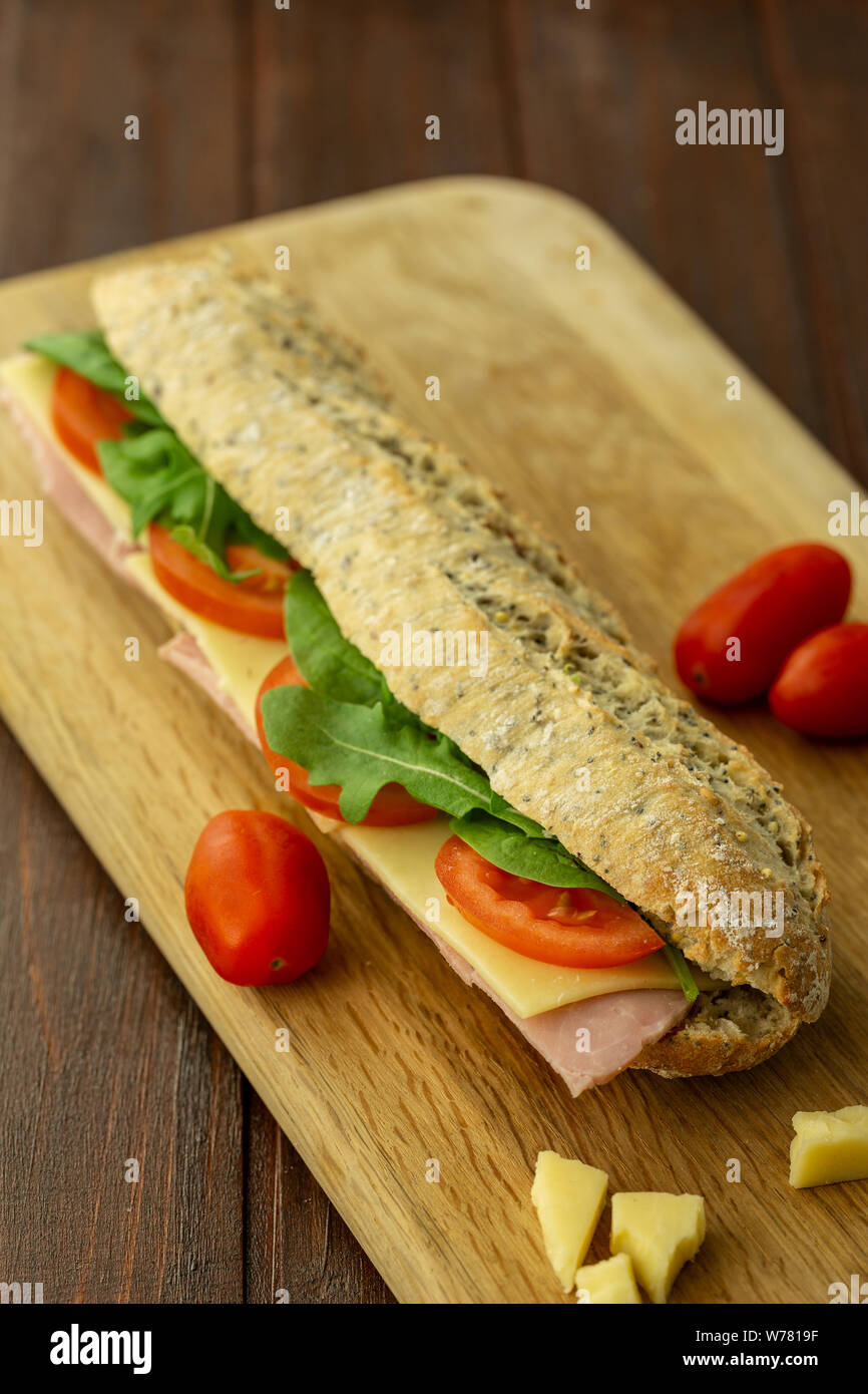 Panini sans gluten au jambon et au fromage avec salade et tomates Banque D'Images