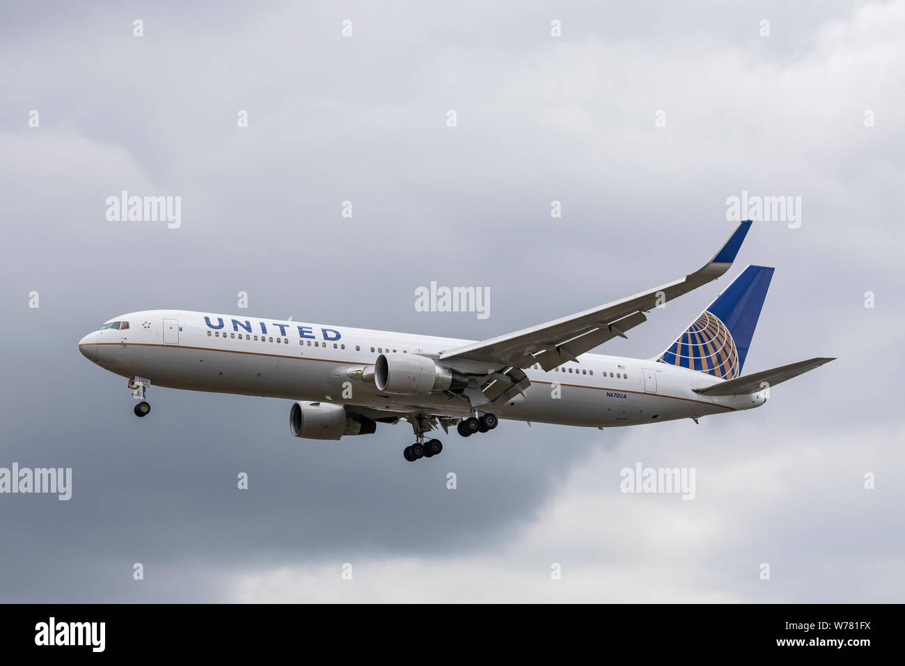 United Airlines Boeing 767, immatriculé N670UA, à l'atterrissage le 2 août 2019 à l'aéroport d'Heathrow, Middlesex, Royaume-Uni Banque D'Images