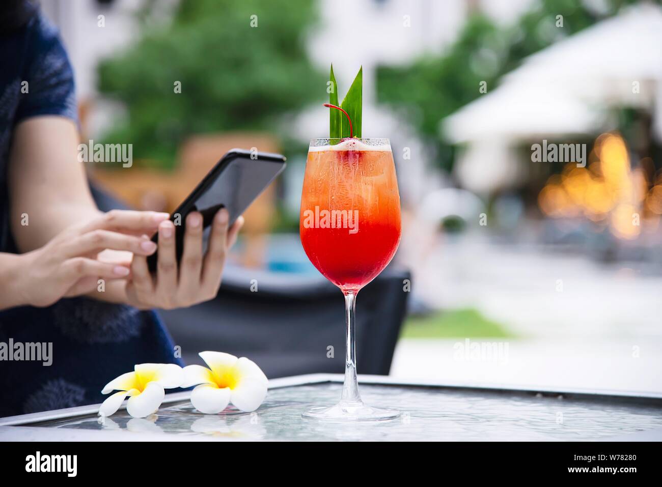 Recette du cocktail mai tai nom mai thai ou faveur dans le monde entier : cocktail Rhum sirop d'orgeat le jus de lime et la liqueur d'Orange - Boisson de l'alcool doux avec f Banque D'Images