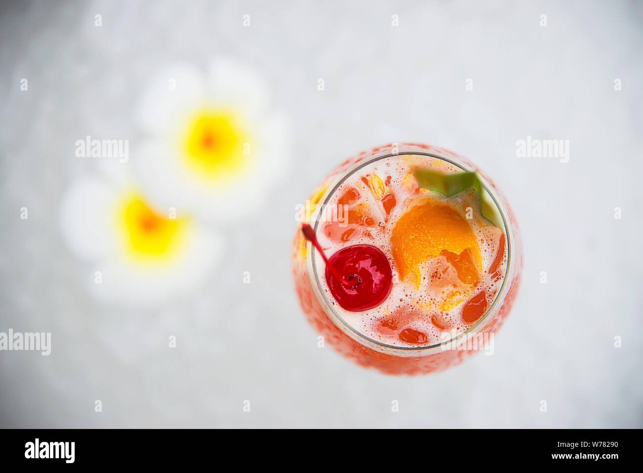 Recette du cocktail mai tai nom mai thai ou faveur dans le monde entier : cocktail Rhum sirop d'orgeat le jus de lime et la liqueur d'Orange - Boisson de l'alcool doux avec f Banque D'Images