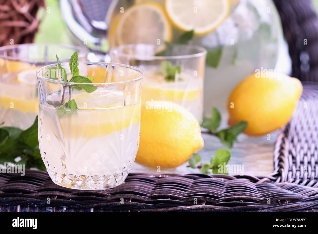 Verre de limonade rafraîchissante cool le Sud avec la menthe et citrons frais sur une table à l'extérieur. Banque D'Images