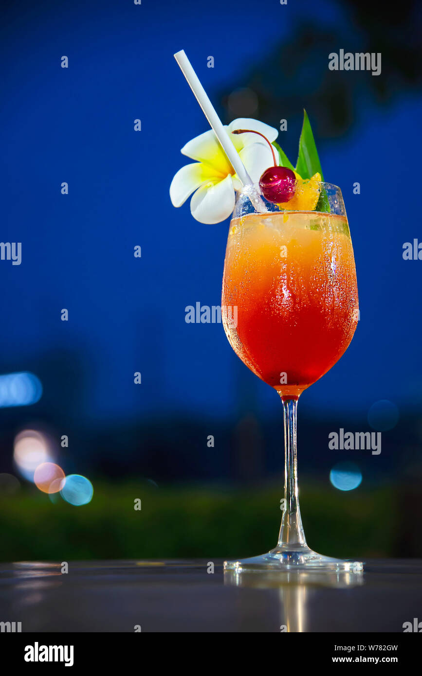 Recette du cocktail mai tai nom mai thai ou faveur dans le monde entier : cocktail Rhum sirop d'orgeat le jus de lime et la liqueur d'Orange - Boisson de l'alcool doux avec f Banque D'Images