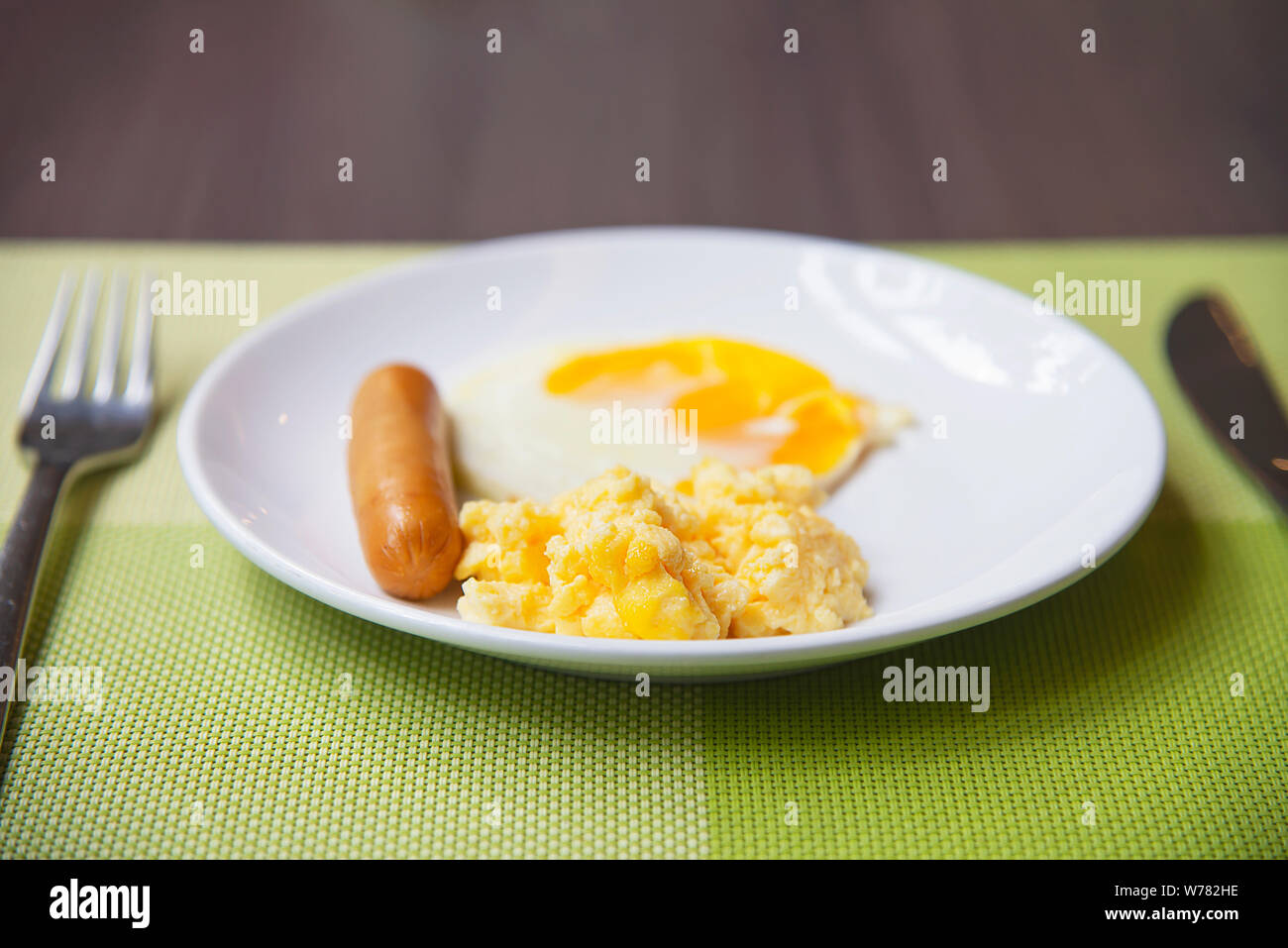 Saucisse avec petit déjeuner d'oeufs set - petit déjeuner d'un concept Banque D'Images