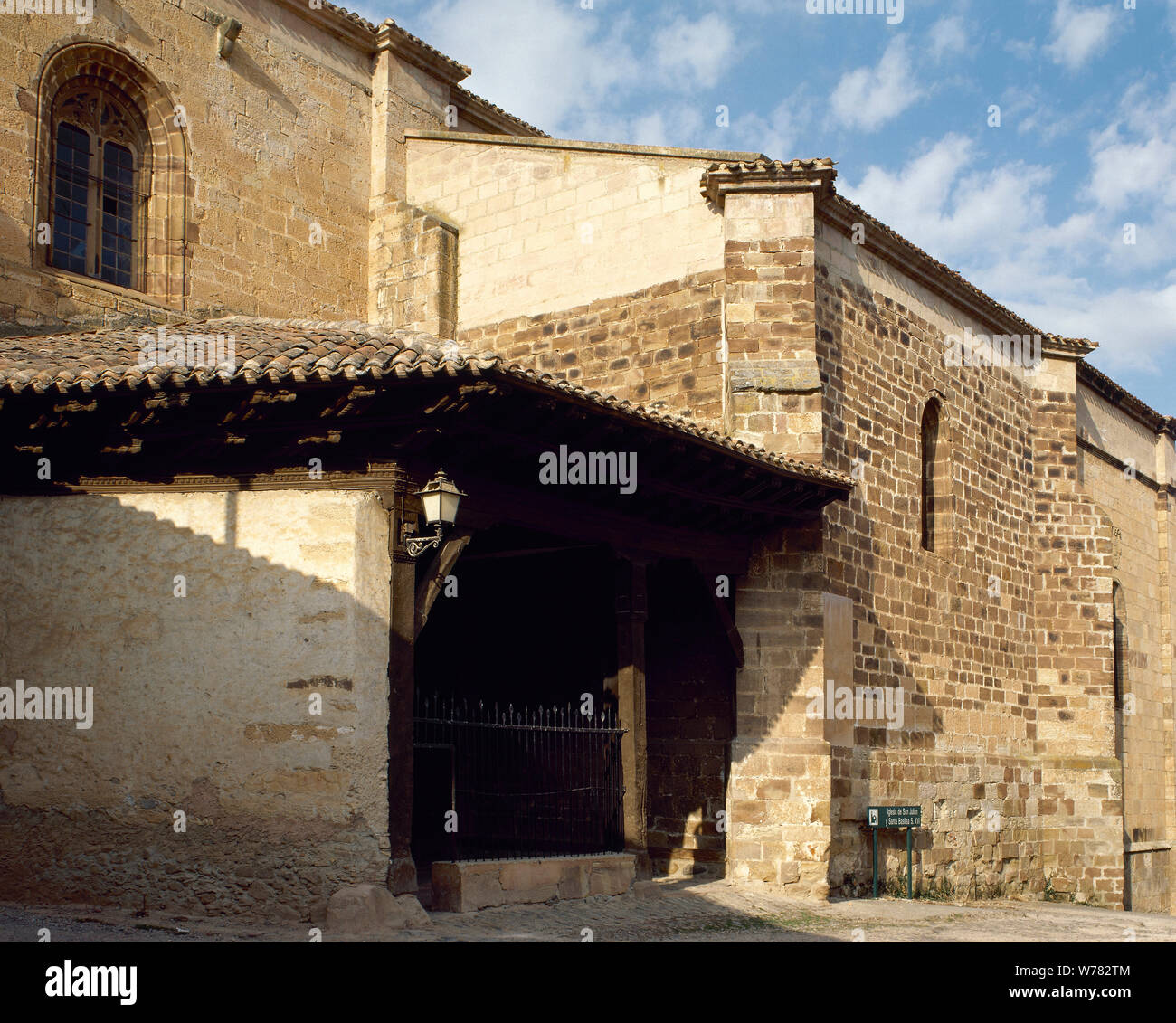 L'Espagne. La Rioja. Ojacastro. Eglise de Saint Julien et Saint Basilisa (16ème siècle). Entrée privée. Zone d'Ezcaray. Banque D'Images