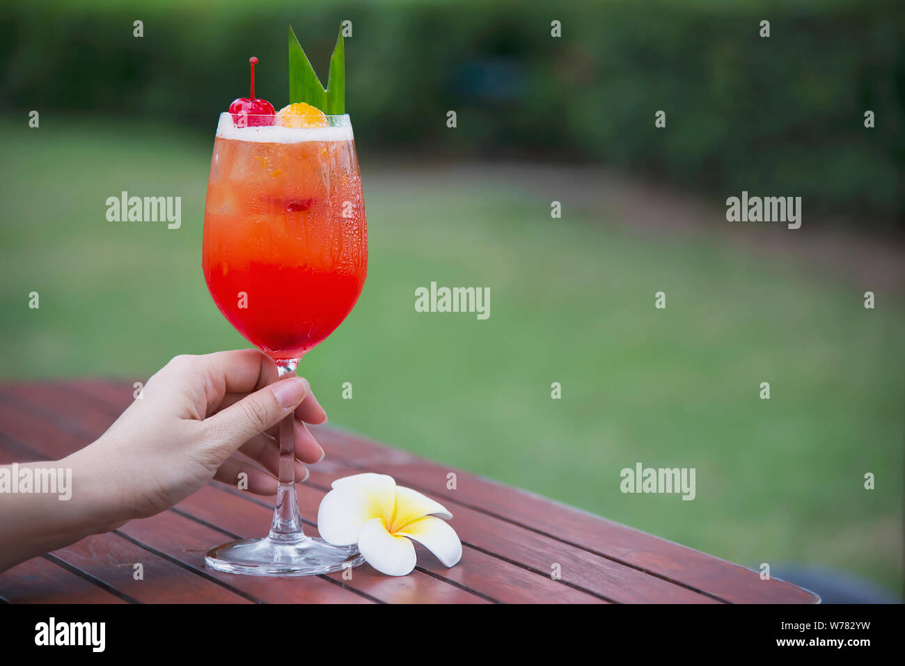 Recette du cocktail mai tai nom mai thai ou faveur dans le monde entier : cocktail Rhum sirop d'orgeat le jus de lime et la liqueur d'Orange - Boisson de l'alcool doux avec f Banque D'Images