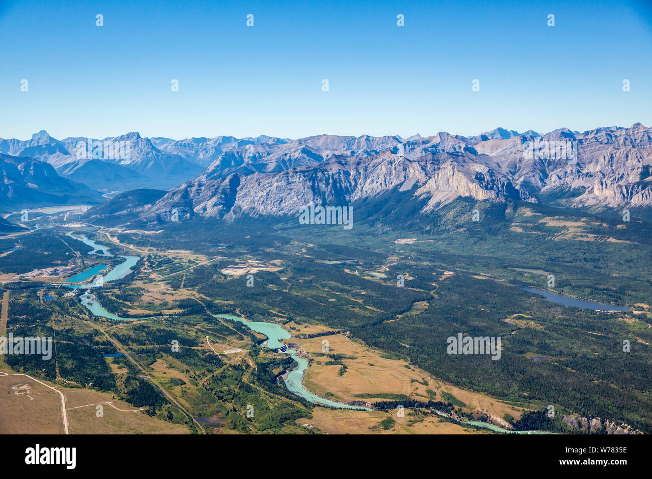 Vue aérienne de la rivière Bow en Alberta qu'il quitte les Montagnes Rocheuses. Banque D'Images