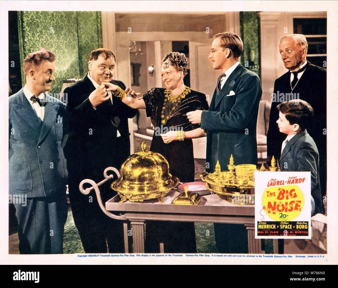 STAN Laurel, Oliver Hardy, ESTHER HOWARD & ARTHUR ESPACE(s) : Stan, Ollie, Tante Sophie, Alva P. Hartley Film 'THE BIG NOISE' (1944) Réalisé par MALCOLM ST. CLAIR 22 septembre 1944 DIRE Allstar99198 Photo Library/Twentieth Century Fox **AVERTISSEMENT** cette photographie n'est pour un usage éditorial uniquement et est l'auteur de la Twentieth Century Fox et/ou le photographe attribué par la société de production de films ou & ne peut être reproduite que par des publications dans le cadre de la promotion du film ci-dessus. Un crédit obligatoire de la Twentieth Century Fox est requis. Le photographe devrait également être Banque D'Images
