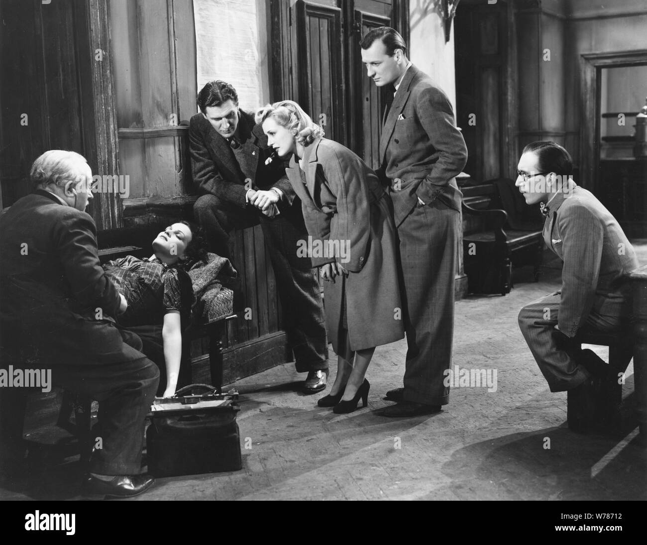 MORLAND GRAHAM, LINDEN TRAVERS, PETER MURRAY-HILL, RICHARD MURDOCH & ARTHUR ASKEY Film 'THE GHOST TRAIN' (1941) Réalisé par Walter FORDE 05 mars 1941 SAZ Allstar102800 Photo Library/GAINSBOROUGH PICTURES **AVERTISSEMENT** cette photographie n'est pour un usage éditorial uniquement et est l'auteur de GAINSBOROUGH PICTURES et/ou le photographe attribué par la société de production de films ou & ne peut être reproduite que par des publications dans le cadre de la promotion du film ci-dessus. Un crédit obligatoire à GAINSBOROUGH PICTURES est requis. Le photographe devrait également être portés lorsqu'il est connu. No commercial us Banque D'Images