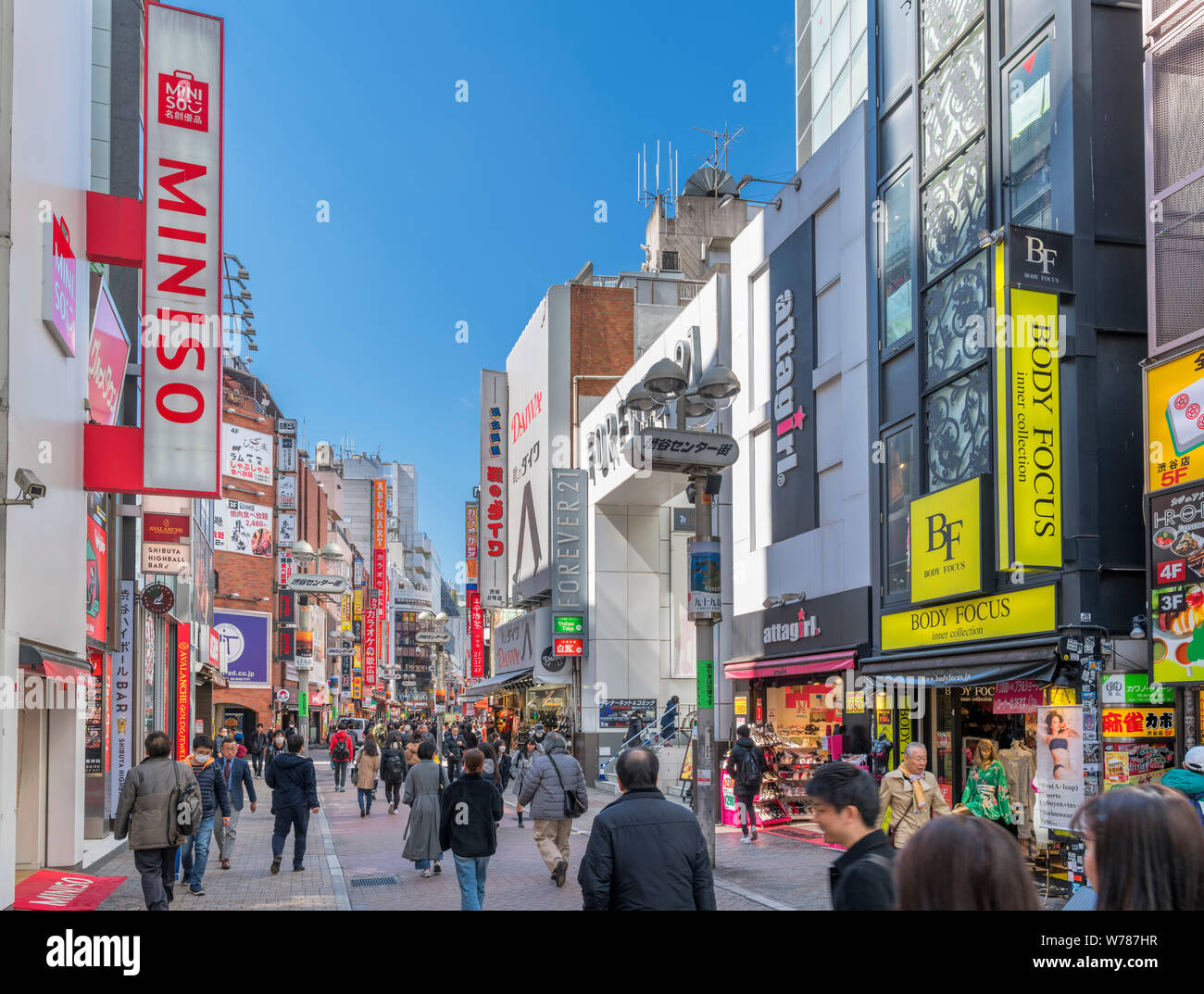 Centre de Shibuya-gai, une rue commerçante animée et alimentaire dans le quartier de Shibuya, Tokyo, Japon Banque D'Images