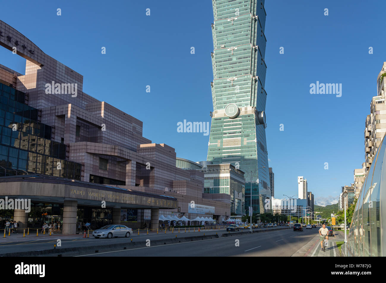 101 Taipei world trade centre métro Street View, avec Taipei101 bâtiment gratte-ciel plus sombre ciel bleu. Un gratte-ciel dans Xin Banque D'Images