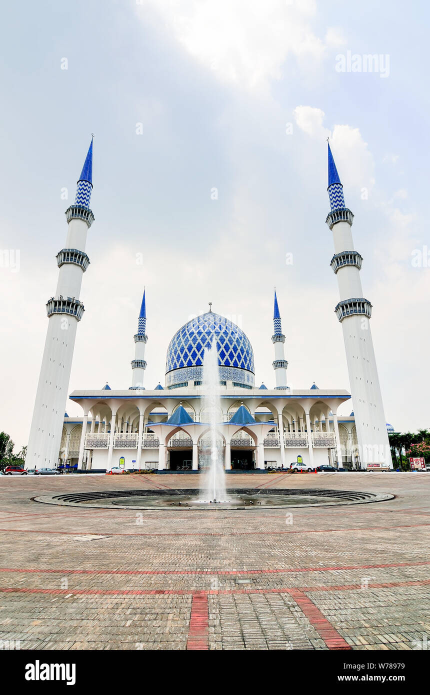 Le Sultan Salahuddin Abdul Aziz Shah mosquée, également connu sous le nom de mosquée bleue, est la Mosquée nationale de Selangor, Malaisie. Il est situé dans la région de Shah Alam et est Banque D'Images