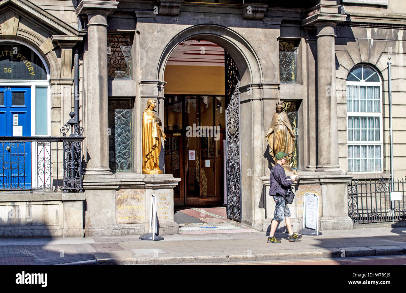 L'entrée de l'église du Carmel de Notre Dame du Mont Carmel. Dans Whitefriar Street, qui abrite le sanctuaire de St Valentin. Banque D'Images