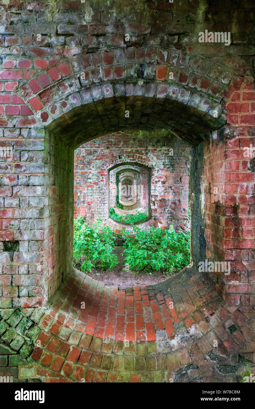 Plusieurs arches du pont sur la voie ferrée désaffectée à South Cerney dans les Cotswold Water Park, Angleterre Banque D'Images