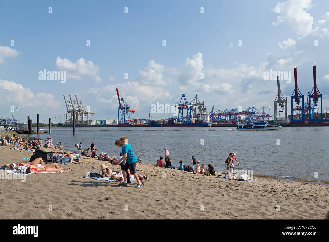 Plage de l'Elbe, Oevelgönne, en face d'un terminal à conteneurs Burchard-Kai, Hambourg, Allemagne Banque D'Images