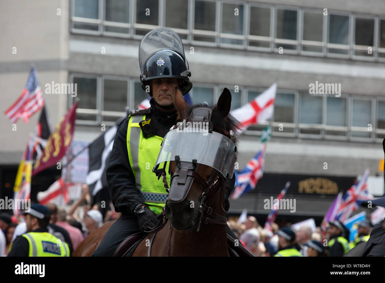 Londres, Royaume-Uni. 3 août 2019. Officier de police monté au rallye Tommy Robinson près d'Oxford Circus. Credit: Joe Kuis / Alamy News Banque D'Images