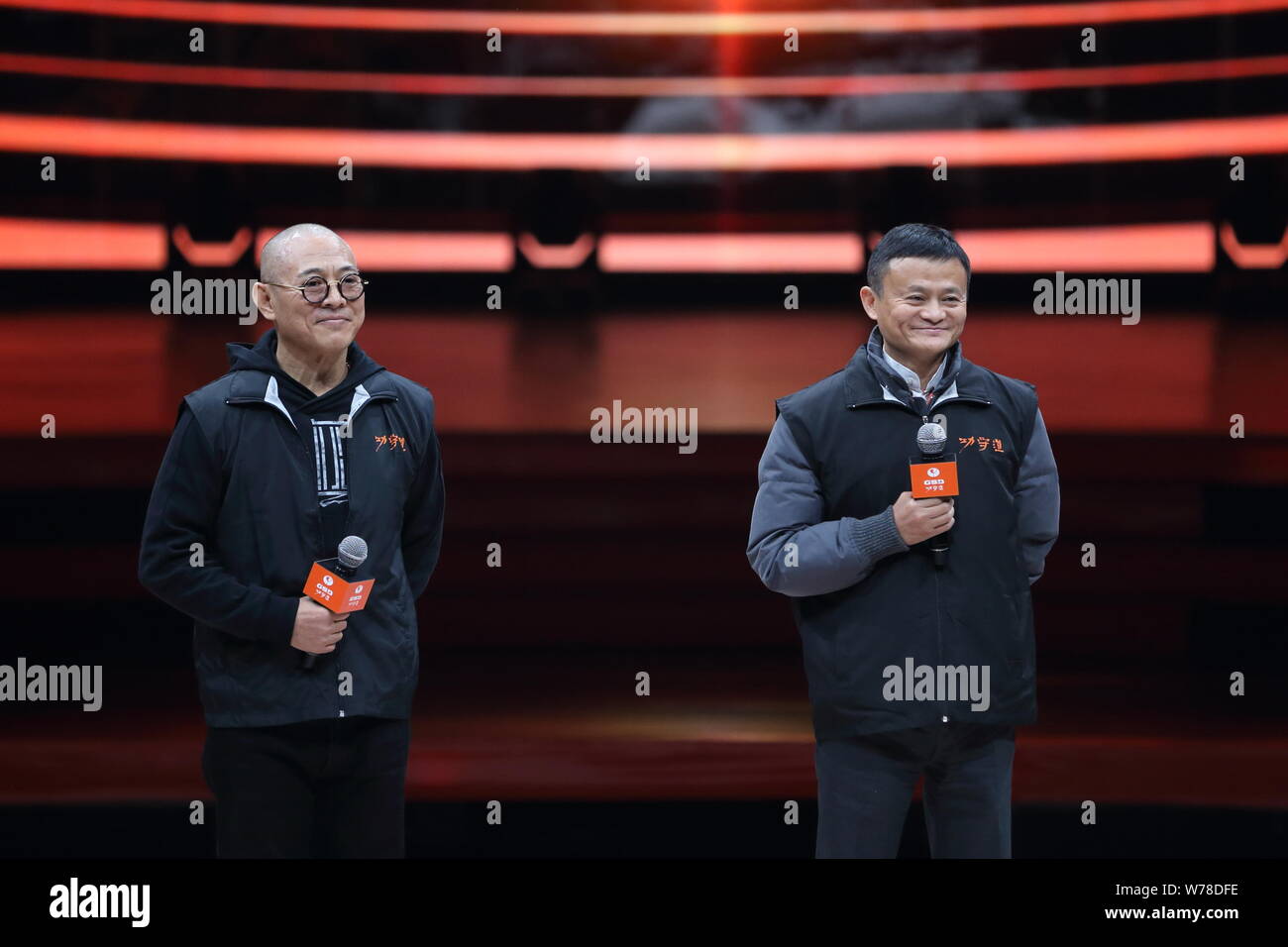 Jack Ma ou Ma Yun, président du géant de l'e-commerce chinois Alibaba Group, droite, et l'acteur martial chinois Jet Li, également connu sous le nom de Li Lianjie, assister à l'o Banque D'Images