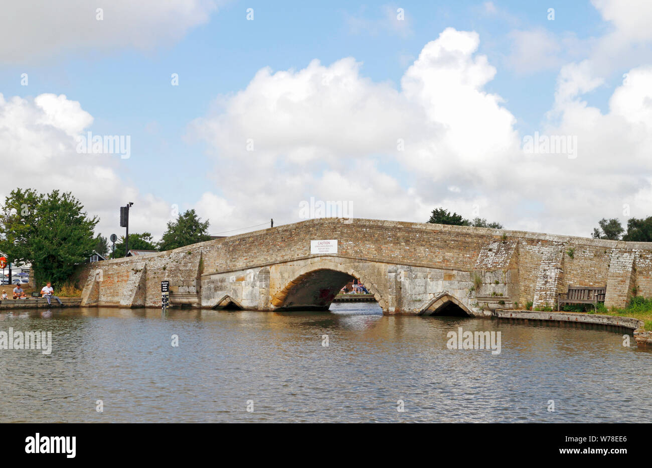 Une vue de l'ancien pont médiéval sur la rivière Thurne sur les Norfolk Broads à Potter Heigham, Norfolk, Angleterre, Royaume-Uni, Europe. Banque D'Images