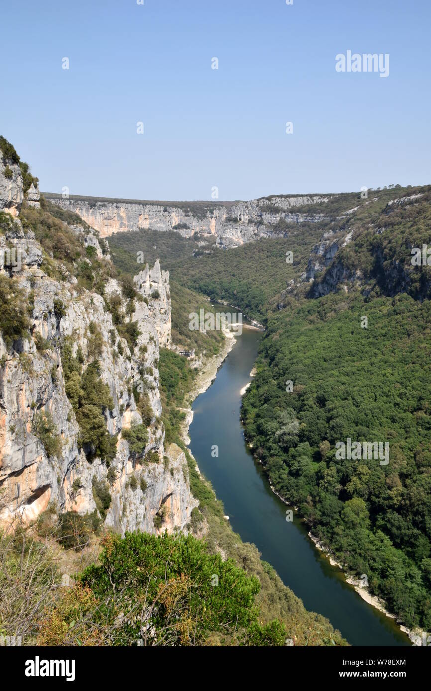 Beau Canyon de l'Ardèche, dans le sud de la France Banque D'Images
