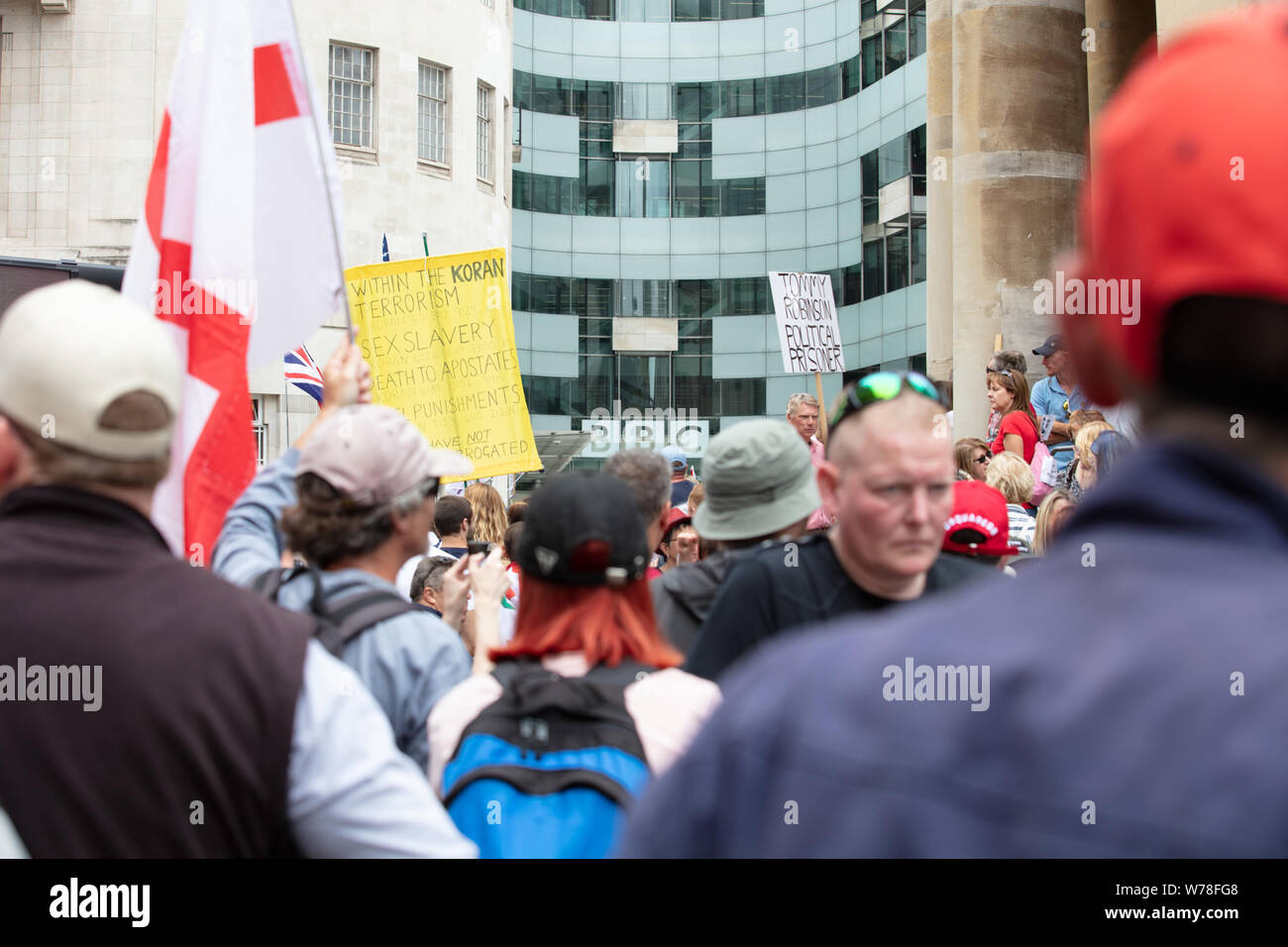 Londres, Royaume-Uni. 3 août 2019. Les partisans de Tommy Robinson tiennent un rassemblement près d'Oxford Circus en face de la BBC. Credit: Joe Kuis / Alamy News Banque D'Images