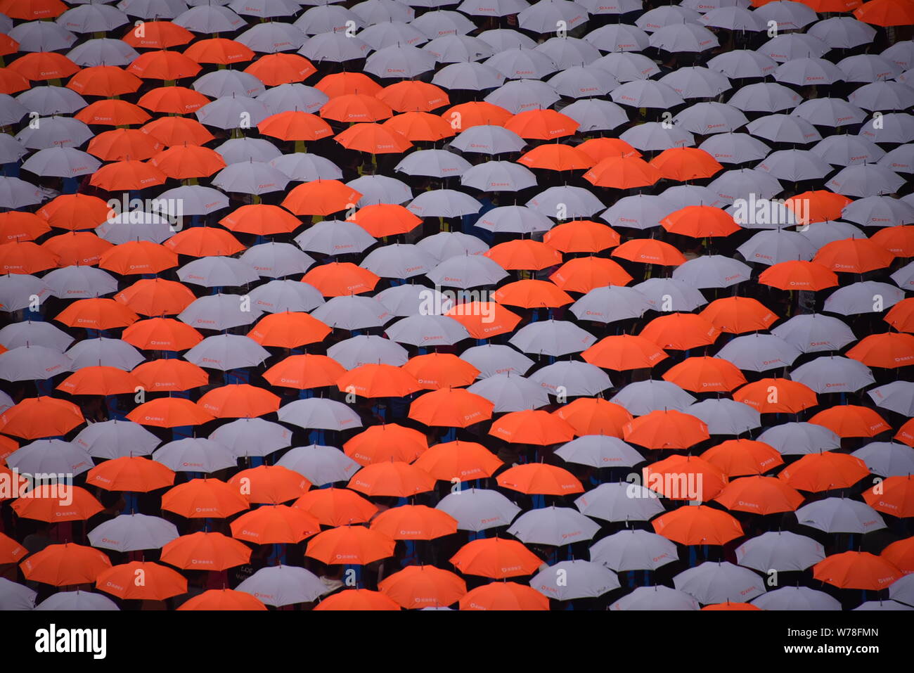 Les étudiants titulaires d'parasols line jusqu'à créer le plus grand code QR de l'humain sur la Place Rouge à l'Université de Zhengzhou International Sias Uni Banque D'Images