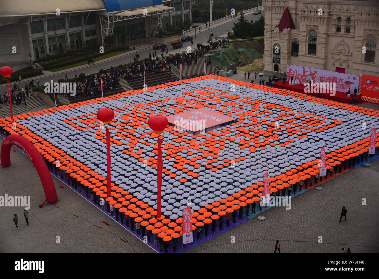 Les étudiants titulaires d'parasols line jusqu'à créer le plus grand code QR de l'humain sur la Place Rouge à l'Université de Zhengzhou International Sias Uni Banque D'Images