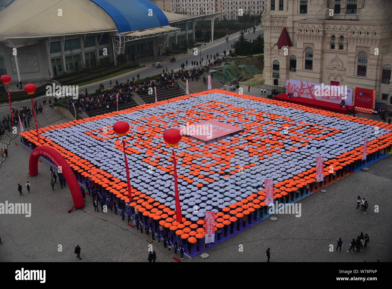 Les étudiants titulaires d'parasols line jusqu'à créer le plus grand code QR de l'humain sur la Place Rouge à l'Université de Zhengzhou International Sias Uni Banque D'Images