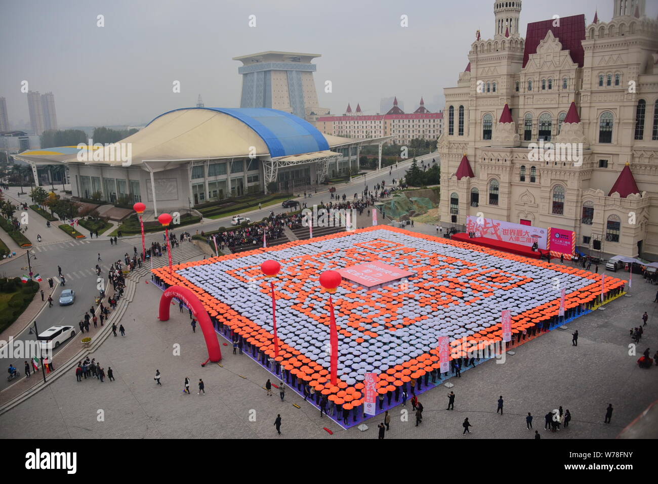 Les étudiants titulaires d'parasols line jusqu'à créer le plus grand code QR de l'humain sur la Place Rouge à l'Université de Zhengzhou International Sias Uni Banque D'Images