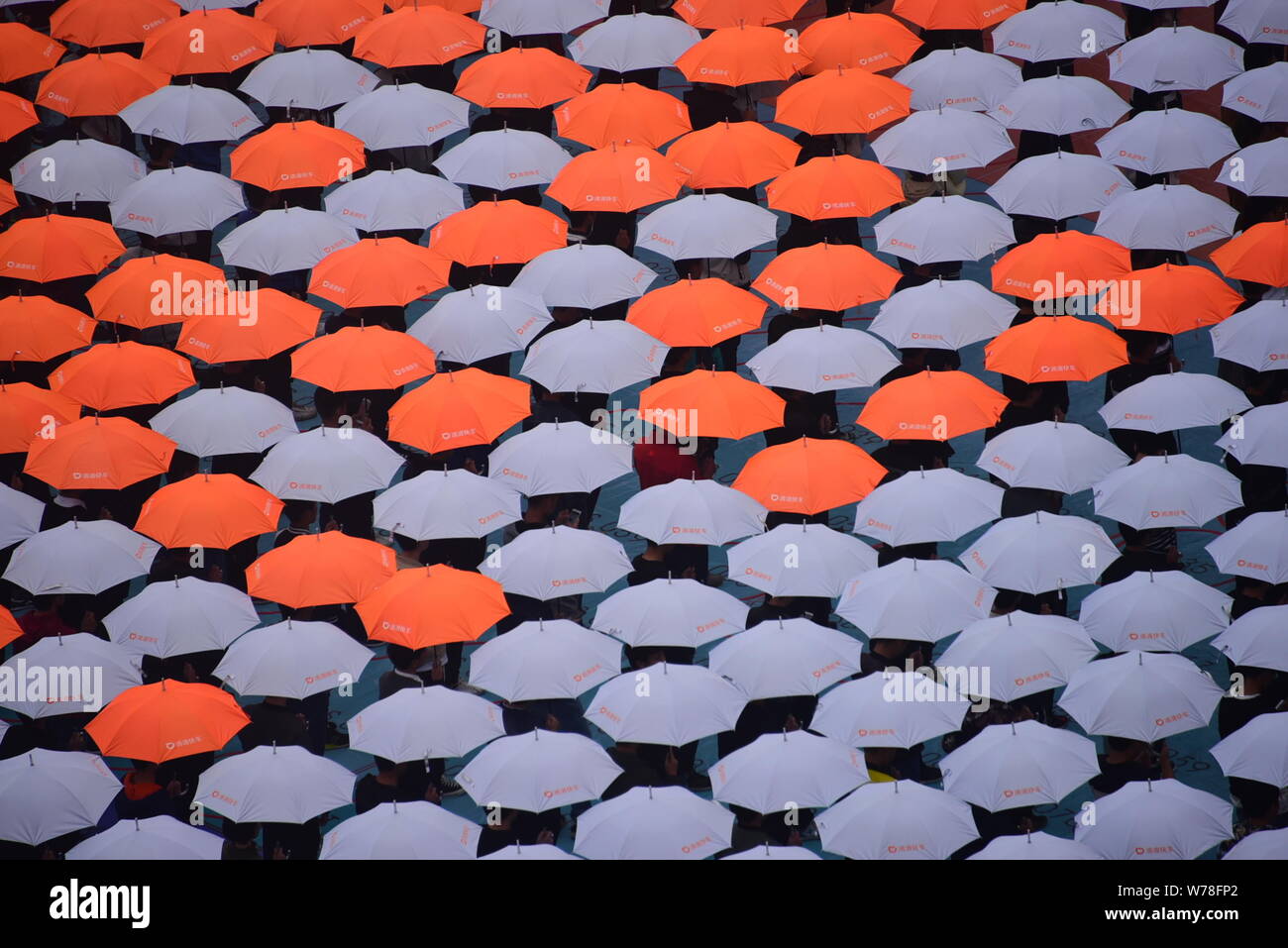Les étudiants titulaires d'parasols line jusqu'à créer le plus grand code QR de l'humain sur la Place Rouge à l'Université de Zhengzhou International Sias Uni Banque D'Images
