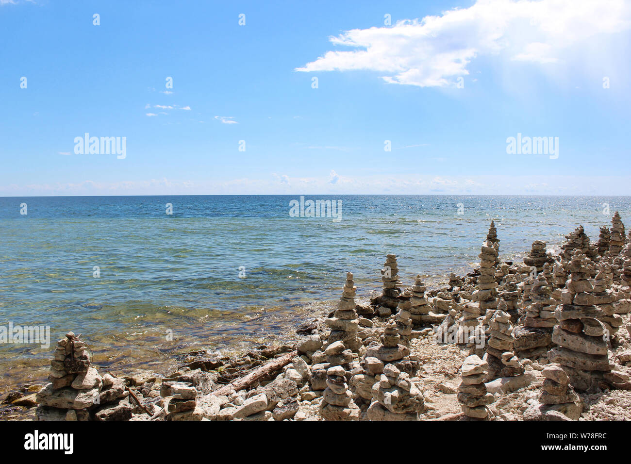 Une multitude de cairns qui bordent le rivage rocheux du lac Michigan dans Cave Point County Park, Sturgeon Bay, Wisconsin, États-Unis Banque D'Images